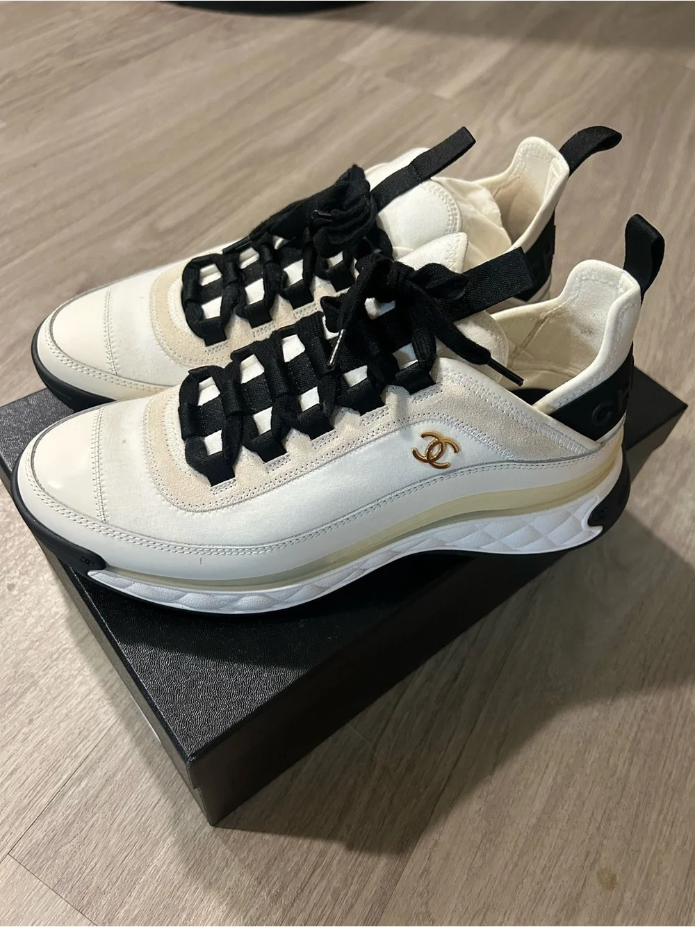 Womens CHANEL white ivory black Velvet Calfskin sneakers gold logo size 40 US 10